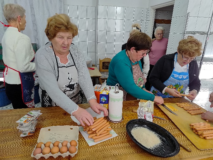 GOPS Gorlice zdjęcie seniorów podczas zajęć