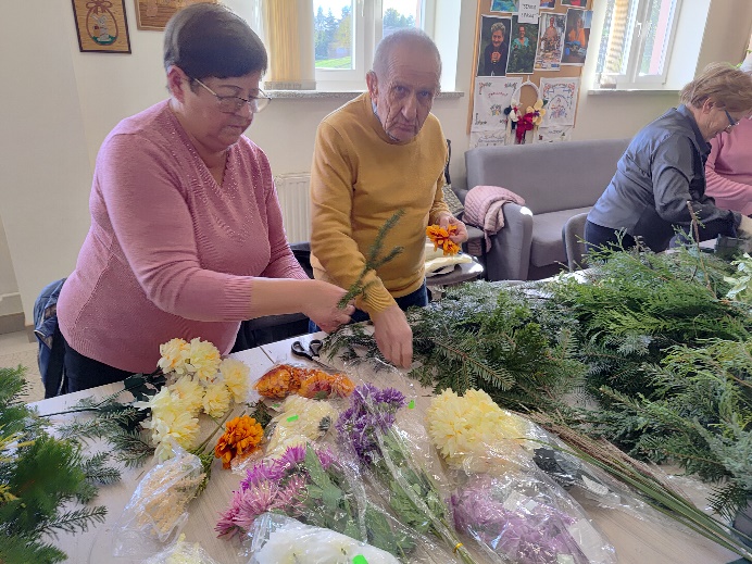 GOPS Gorlice zdjęcie seniorów podczas zajęć