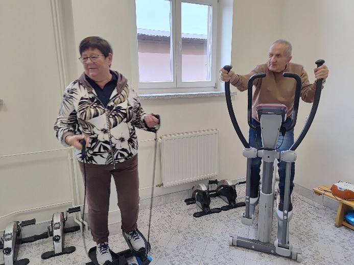 GOPS Gorlice zdjęcie seniorów podczas zajęć