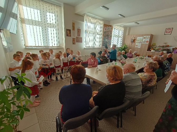 GOPS Gorlice zdjęcie seniorów podczas zajęć