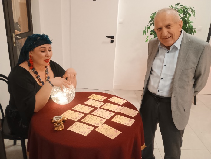 GOPS Gorlice zdjęcie seniorów podczas zajęć