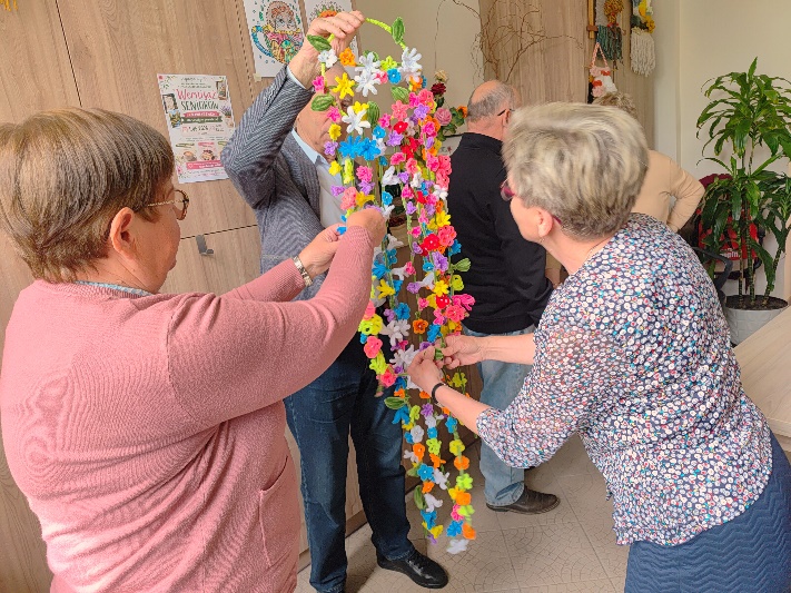 GOPS Gorlice zdjęcie seniorów podczas zajęć