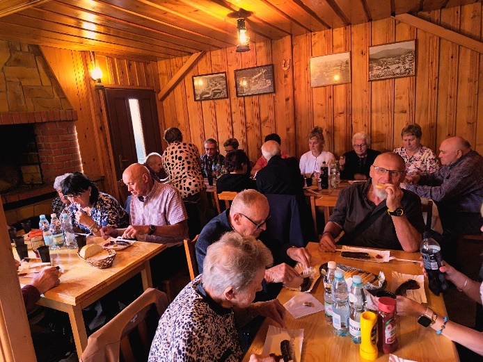 GOPS Gorlice zdjęcie seniorów podczas zajęć
