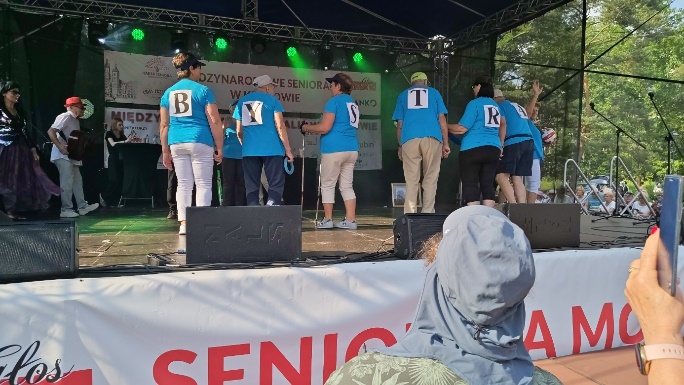 GOPS Gorlice zdjęcie seniorów podczas zajęć