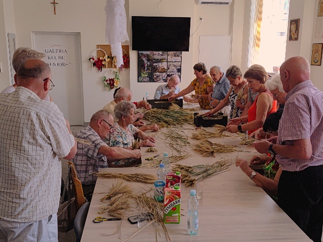 GOPS Gorlice zdjęcie seniorów podczas zajęć