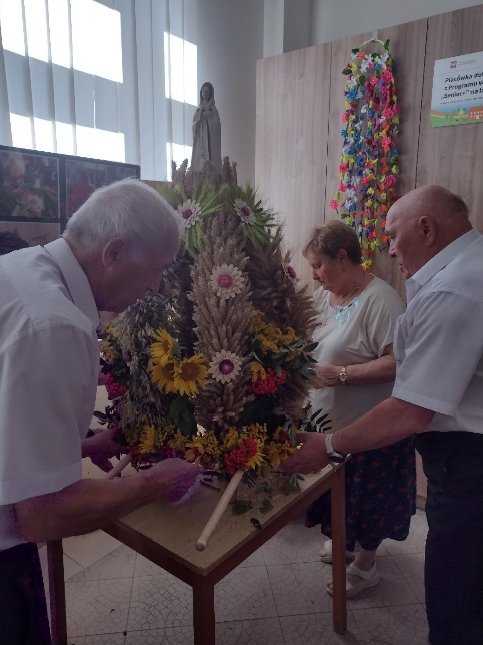 GOPS Gorlice zdjęcie seniorów podczas zajęć