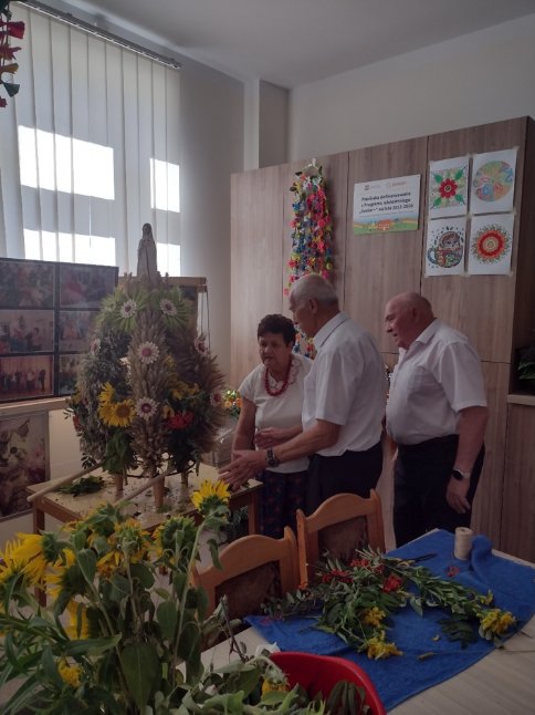 GOPS Gorlice zdjęcie seniorów podczas zajęć