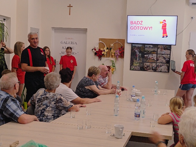 GOPS Gorlice zdjęcie seniorów podczas zajęć