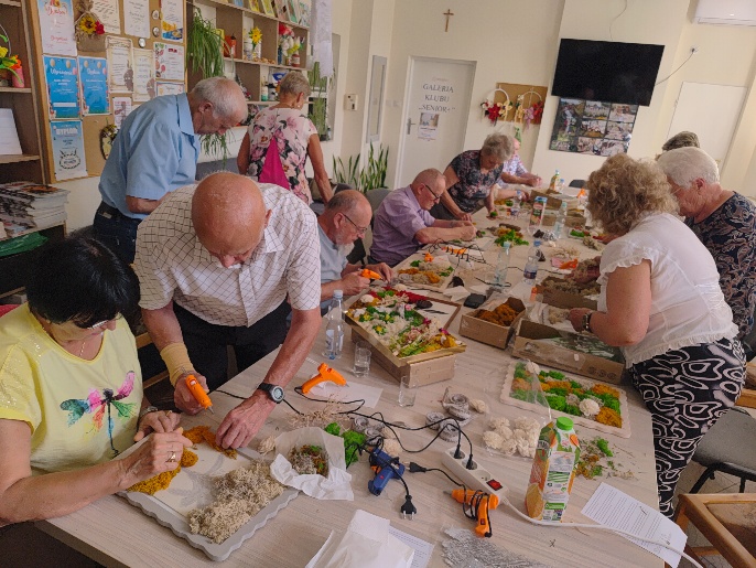 GOPS Gorlice zdjęcie seniorów podczas zajęć