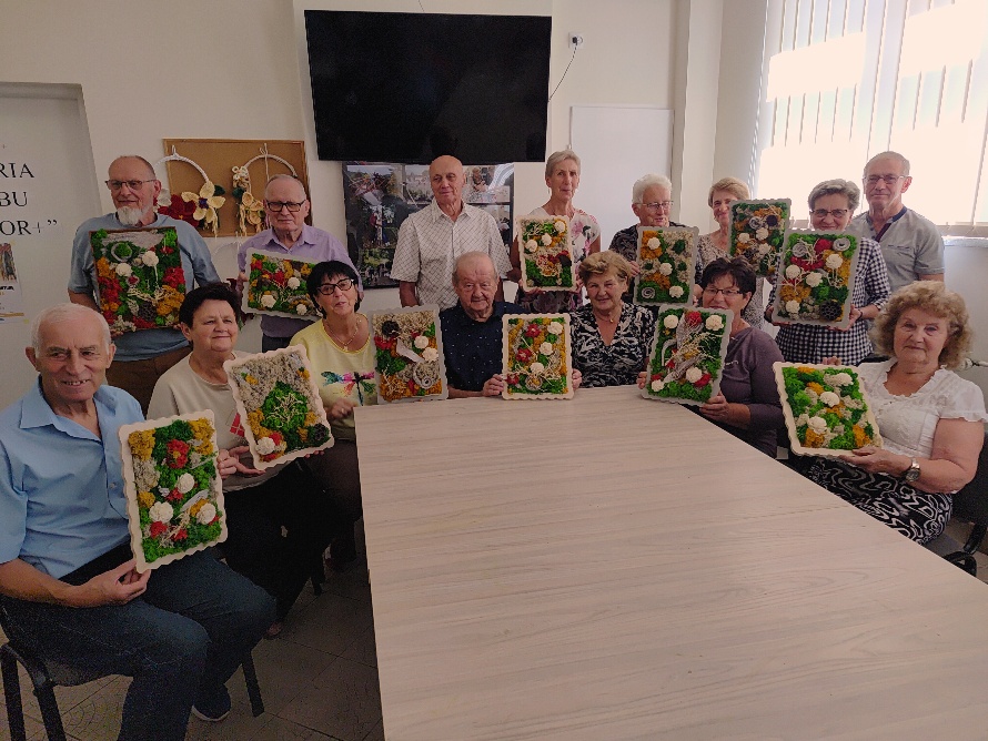 GOPS Gorlice zdjęcie seniorów podczas zajęć