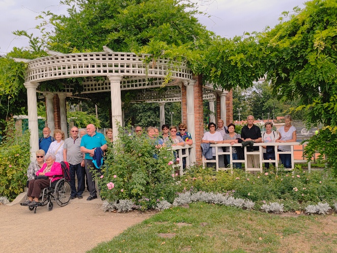 GOPS Gorlice zdjęcie seniorów podczas zajęć
