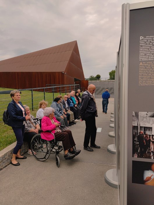 GOPS Gorlice zdjęcie seniorów podczas zajęć
