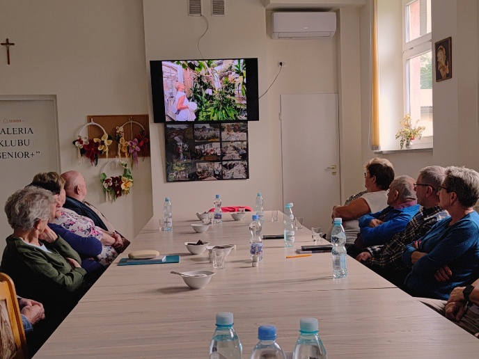 GOPS Gorlice zdjęcie seniorów podczas zajęć