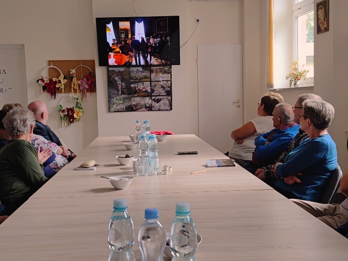 GOPS Gorlice zdjęcie seniorów podczas zajęć