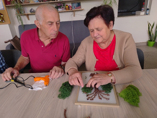 GOPS Gorlice zdjęcie seniorów podczas zajęć
