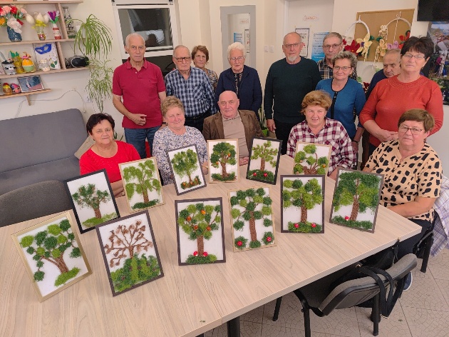 GOPS Gorlice zdjęcie seniorów podczas zajęć