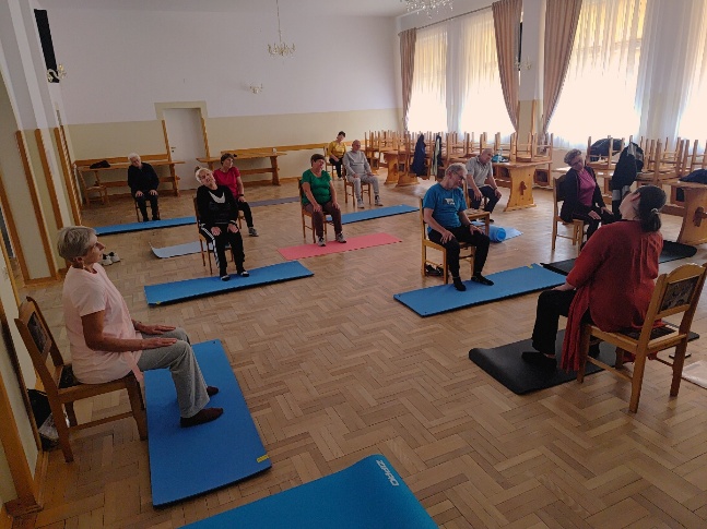 GOPS Gorlice zdjęcie seniorów podczas zajęć