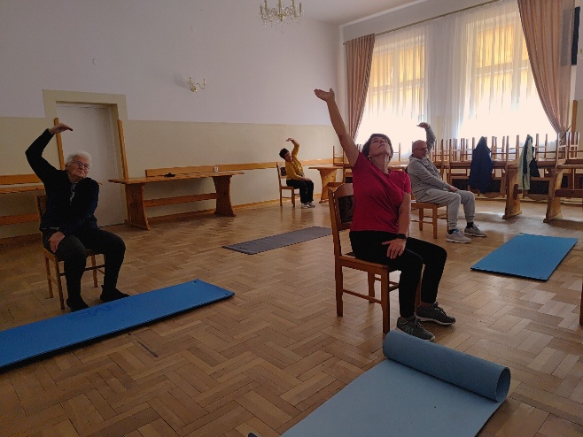 GOPS Gorlice zdjęcie seniorów podczas zajęć