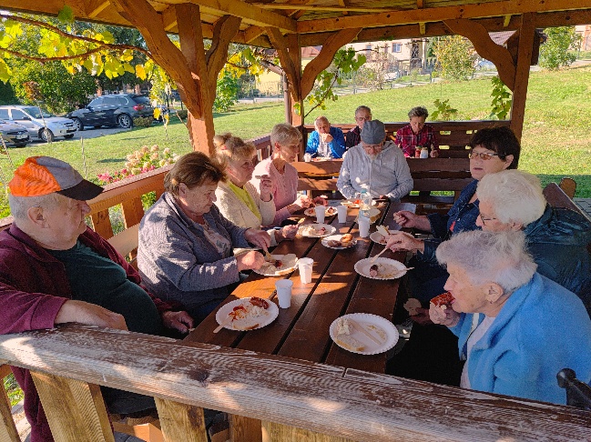GOPS Gorlice zdjęcie seniorów podczas zajęć